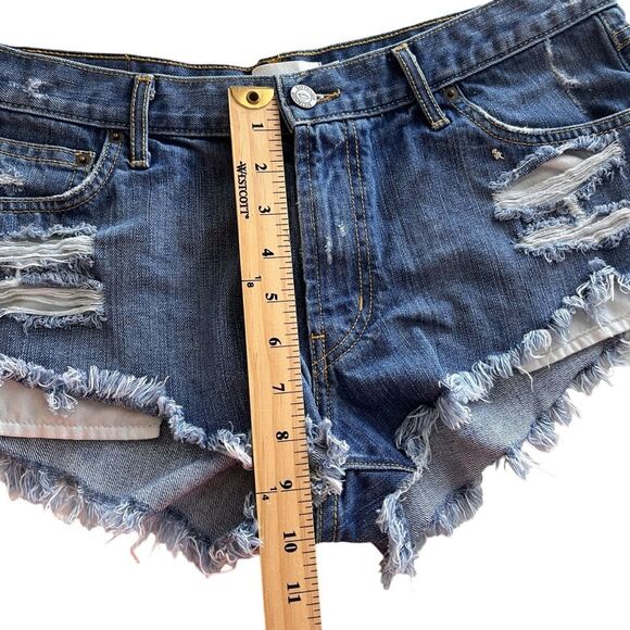 Kittenish Denim Booty Daisy Duke Shorts Sz 29 - Picture 6 of 7
